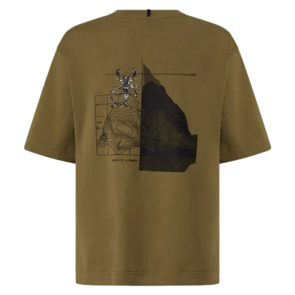 חולצת Oakley Futurescape Scorpio Tee מבט קדמי חולצת Oakley Futurescape Scorpio Tee מבט צד תקריב על לוגו Oakley וסמל עקרב רקום בחזה מבט אחורי על ההדפס הגרפי של Oakley Futurescape Scorpio