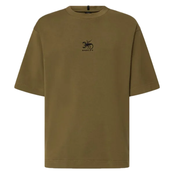 חולצת Oakley Futurescape Scorpio Tee מבט קדמי חולצת Oakley Futurescape Scorpio Tee מבט צד תקריב על לוגו Oakley וסמל עקרב רקום בחזה מבט אחורי על ההדפס הגרפי של Oakley Futurescape Scorpio