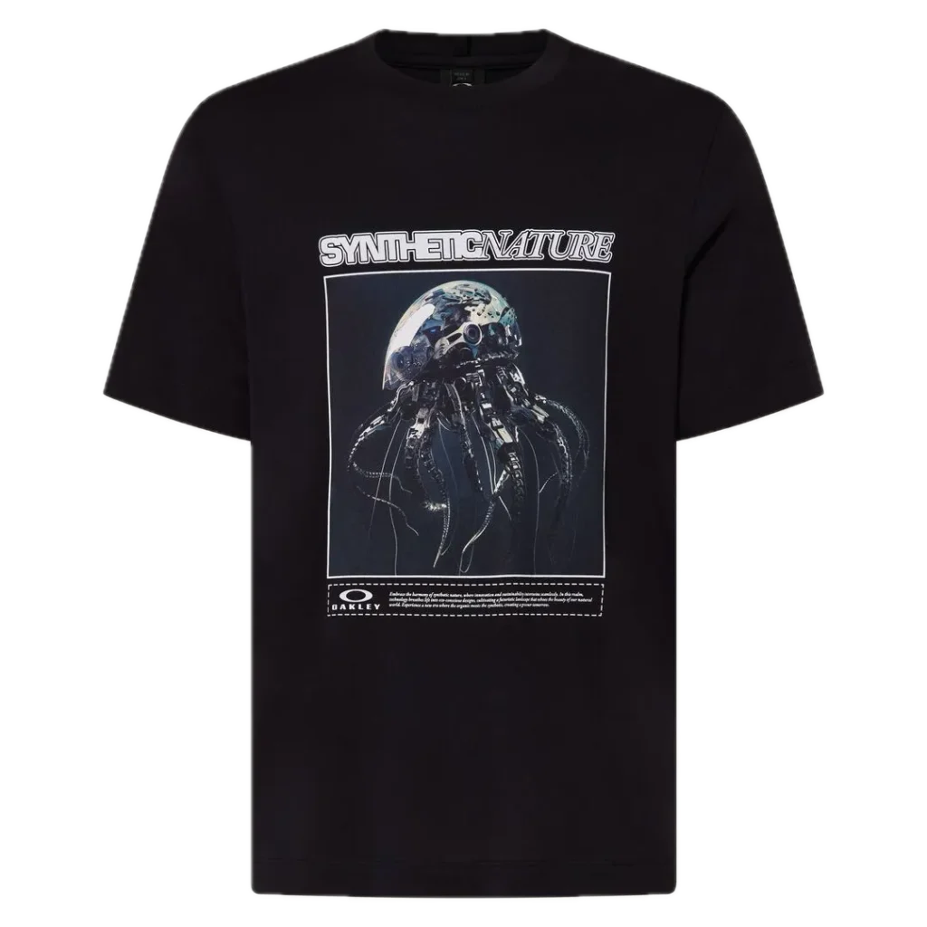 חולצת Oakley Futurescape Jellyfish Tee מבט קדמי תקריב על לוגו Oakley בחזה מבט צד על חולצת Oakley Futurescape Jellyfish מבט אחורי על ההדפס של מדוזת העומק