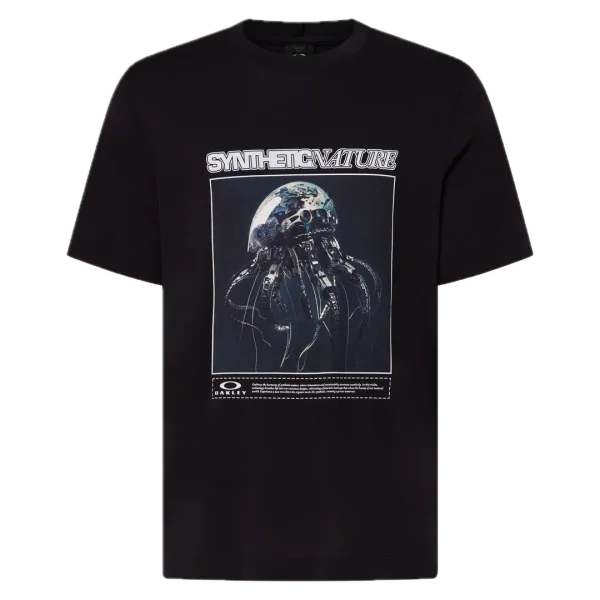 חולצת Oakley Futurescape Jellyfish Tee מבט קדמי תקריב על לוגו Oakley בחזה מבט צד על חולצת Oakley Futurescape Jellyfish מבט אחורי על ההדפס של מדוזת העומק