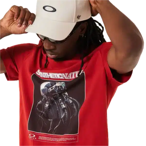 חולצת Oakley Futurescape Jellyfish Tee מבט קדמי תקריב על לוגו Oakley בחזה מבט צד על חולצת Oakley Futurescape Jellyfish מבט אחורי על ההדפס של מדוזת העומק