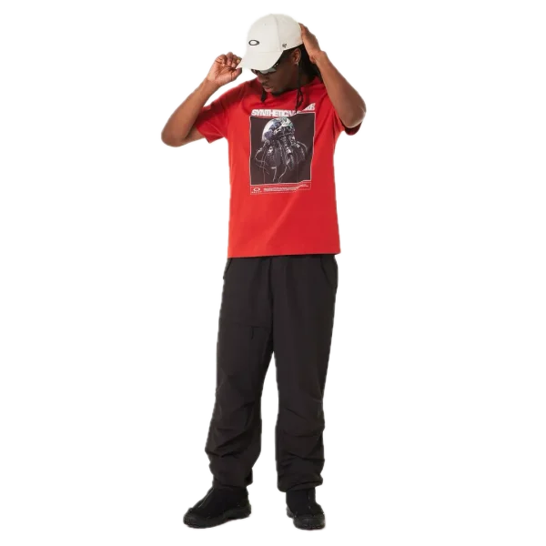 חולצת Oakley Futurescape Jellyfish Tee מבט קדמי תקריב על לוגו Oakley בחזה מבט צד על חולצת Oakley Futurescape Jellyfish מבט אחורי על ההדפס של מדוזת העומק