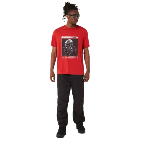 חולצת Oakley Futurescape Jellyfish Tee מבט קדמי תקריב על לוגו Oakley בחזה מבט צד על חולצת Oakley Futurescape Jellyfish מבט אחורי על ההדפס של מדוזת העומק