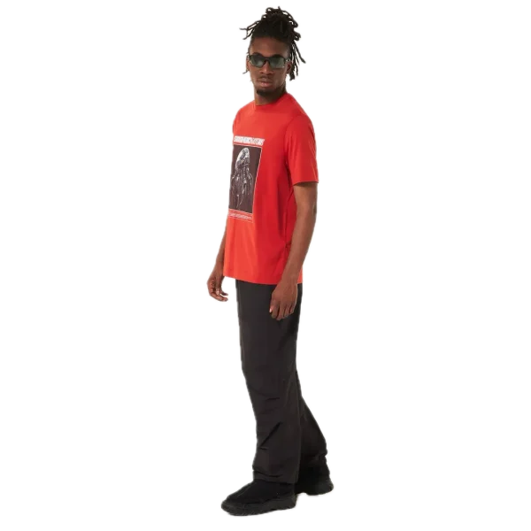 חולצת Oakley Futurescape Jellyfish Tee מבט קדמי תקריב על לוגו Oakley בחזה מבט צד על חולצת Oakley Futurescape Jellyfish מבט אחורי על ההדפס של מדוזת העומק