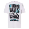 חולצת Oakley Crashing Wave Surf Tee מבט קדמי תקריב על ההדפס הגרפי של הגל ולוגו Oakley מבט צד על חולצת Oakley Crashing Wave Surf מבט אחורי על חולצת Oakley בגזרה Regular Fit