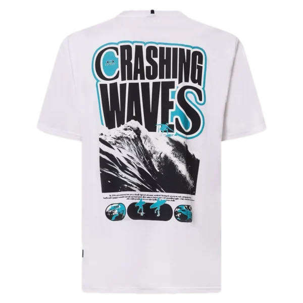חולצת Oakley Crashing Wave Surf Tee מבט קדמי תקריב על ההדפס הגרפי של הגל ולוגו Oakley מבט צד על חולצת Oakley Crashing Wave Surf מבט אחורי על חולצת Oakley בגזרה Regular Fit