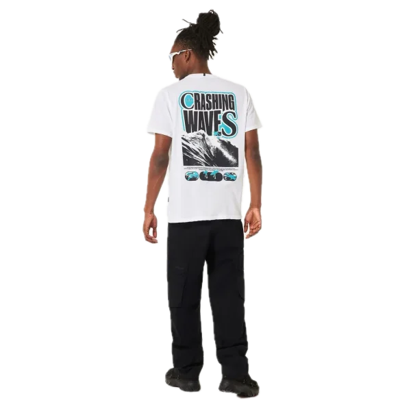 חולצת Oakley Crashing Wave Surf Tee מבט קדמי תקריב על ההדפס הגרפי של הגל ולוגו Oakley מבט צד על חולצת Oakley Crashing Wave Surf מבט אחורי על חולצת Oakley בגזרה Regular Fit