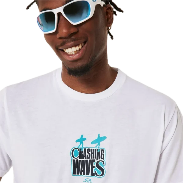 חולצת Oakley Crashing Wave Surf Tee מבט קדמי תקריב על ההדפס הגרפי של הגל ולוגו Oakley מבט צד על חולצת Oakley Crashing Wave Surf מבט אחורי על חולצת Oakley בגזרה Regular Fit