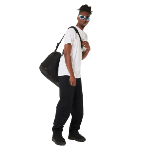 חולצת Oakley Crashing Wave Surf Tee מבט קדמי תקריב על ההדפס הגרפי של הגל ולוגו Oakley מבט צד על חולצת Oakley Crashing Wave Surf מבט אחורי על חולצת Oakley בגזרה Regular Fit