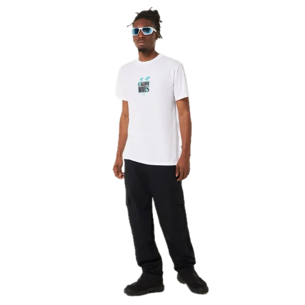 חולצת Oakley Crashing Wave Surf Tee מבט קדמי תקריב על ההדפס הגרפי של הגל ולוגו Oakley מבט צד על חולצת Oakley Crashing Wave Surf מבט אחורי על חולצת Oakley בגזרה Regular Fit