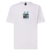 חולצת Oakley Crashing Wave Surf Tee מבט קדמי תקריב על ההדפס הגרפי של הגל ולוגו Oakley מבט צד על חולצת Oakley Crashing Wave Surf מבט אחורי על חולצת Oakley בגזרה Regular Fit