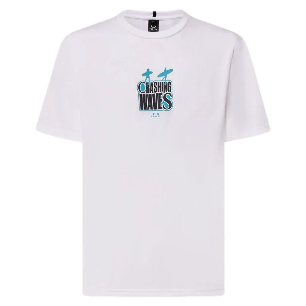 חולצת Oakley Crashing Wave Surf Tee מבט קדמי תקריב על ההדפס הגרפי של הגל ולוגו Oakley מבט צד על חולצת Oakley Crashing Wave Surf מבט אחורי על חולצת Oakley בגזרה Regular Fit