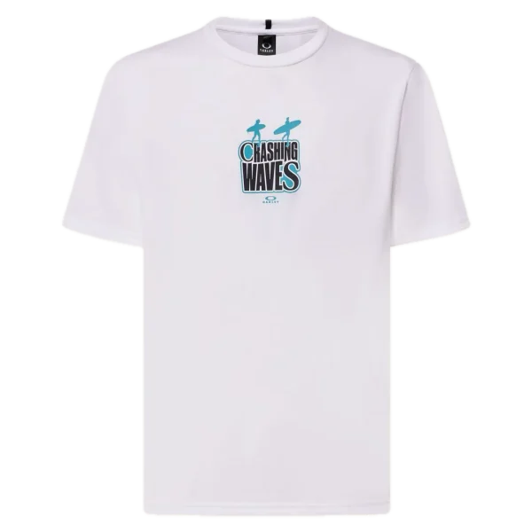 חולצת Oakley Crashing Wave Surf Tee מבט קדמי תקריב על ההדפס הגרפי של הגל ולוגו Oakley מבט צד על חולצת Oakley Crashing Wave Surf מבט אחורי על חולצת Oakley בגזרה Regular Fit