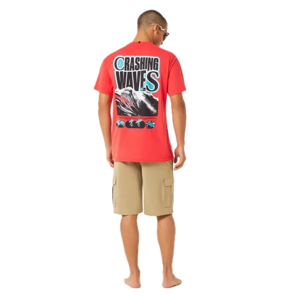 חולצת Oakley Crashing Wave Surf Tee מבט קדמי תקריב על ההדפס הגרפי של הגל ולוגו Oakley מבט צד על חולצת Oakley Crashing Wave Surf מבט אחורי על חולצת Oakley בגזרה Regular Fit
