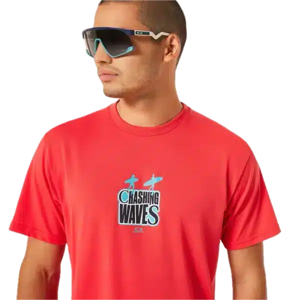חולצת Oakley Crashing Wave Surf Tee מבט קדמי תקריב על ההדפס הגרפי של הגל ולוגו Oakley מבט צד על חולצת Oakley Crashing Wave Surf מבט אחורי על חולצת Oakley בגזרה Regular Fit