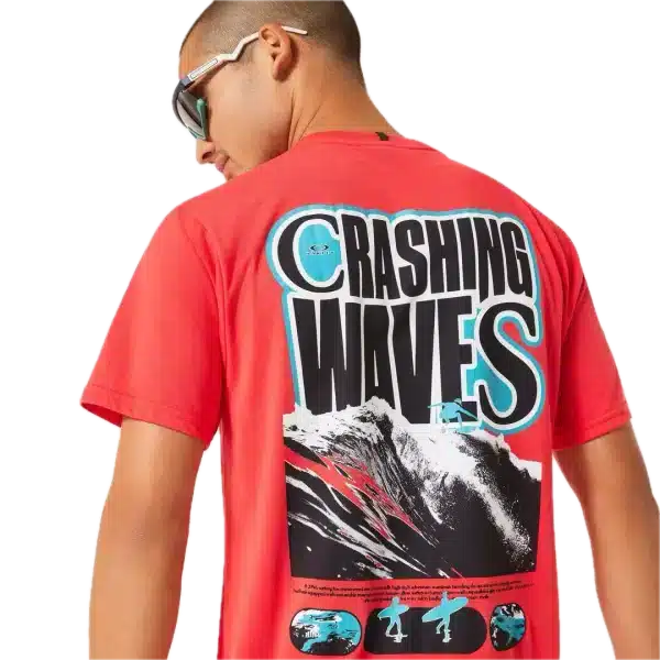חולצת Oakley Crashing Wave Surf Tee מבט קדמי תקריב על ההדפס הגרפי של הגל ולוגו Oakley מבט צד על חולצת Oakley Crashing Wave Surf מבט אחורי על חולצת Oakley בגזרה Regular Fit