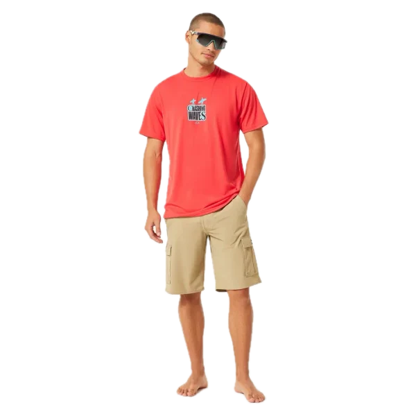 חולצת Oakley Crashing Wave Surf Tee מבט קדמי תקריב על ההדפס הגרפי של הגל ולוגו Oakley מבט צד על חולצת Oakley Crashing Wave Surf מבט אחורי על חולצת Oakley בגזרה Regular Fit
