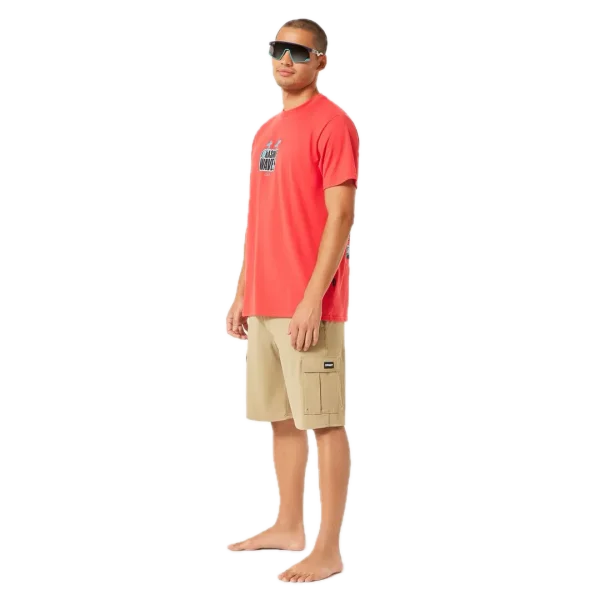 חולצת Oakley Crashing Wave Surf Tee מבט קדמי תקריב על ההדפס הגרפי של הגל ולוגו Oakley מבט צד על חולצת Oakley Crashing Wave Surf מבט אחורי על חולצת Oakley בגזרה Regular Fit