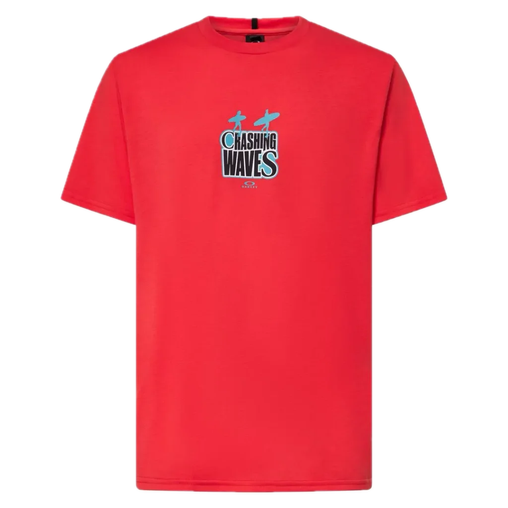 חולצת Oakley Crashing Wave Surf Tee מבט קדמי תקריב על ההדפס הגרפי של הגל ולוגו Oakley מבט צד על חולצת Oakley Crashing Wave Surf מבט אחורי על חולצת Oakley בגזרה Regular Fit