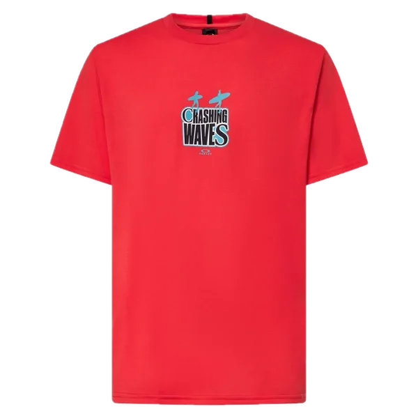 חולצת Oakley Crashing Wave Surf Tee מבט קדמי תקריב על ההדפס הגרפי של הגל ולוגו Oakley מבט צד על חולצת Oakley Crashing Wave Surf מבט אחורי על חולצת Oakley בגזרה Regular Fit