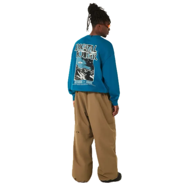 סווטשרט Oakley Futurescape Powder Crewneck מבט קדמי תקריב על ההדפס הגרפי בחזה מבט צד על הסווטשרט Oakley Futurescape Powder Crewneck מבט אחורי על הסווטשרט בגזרה Regular Fit