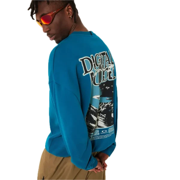 סווטשרט Oakley Futurescape Powder Crewneck מבט קדמי תקריב על ההדפס הגרפי בחזה מבט צד על הסווטשרט Oakley Futurescape Powder Crewneck מבט אחורי על הסווטשרט בגזרה Regular Fit