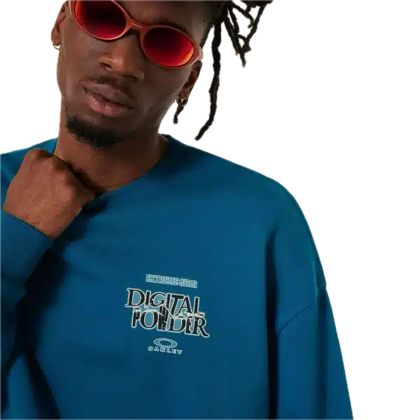 סווטשרט Oakley Futurescape Powder Crewneck מבט קדמי תקריב על ההדפס הגרפי בחזה מבט צד על הסווטשרט Oakley Futurescape Powder Crewneck מבט אחורי על הסווטשרט בגזרה Regular Fit