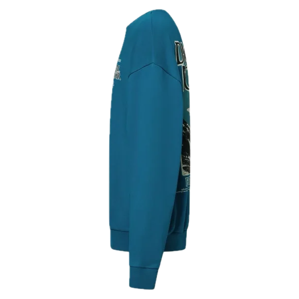 סווטשרט Oakley Futurescape Powder Crewneck מבט קדמי תקריב על ההדפס הגרפי בחזה מבט צד על הסווטשרט Oakley Futurescape Powder Crewneck מבט אחורי על הסווטשרט בגזרה Regular Fit