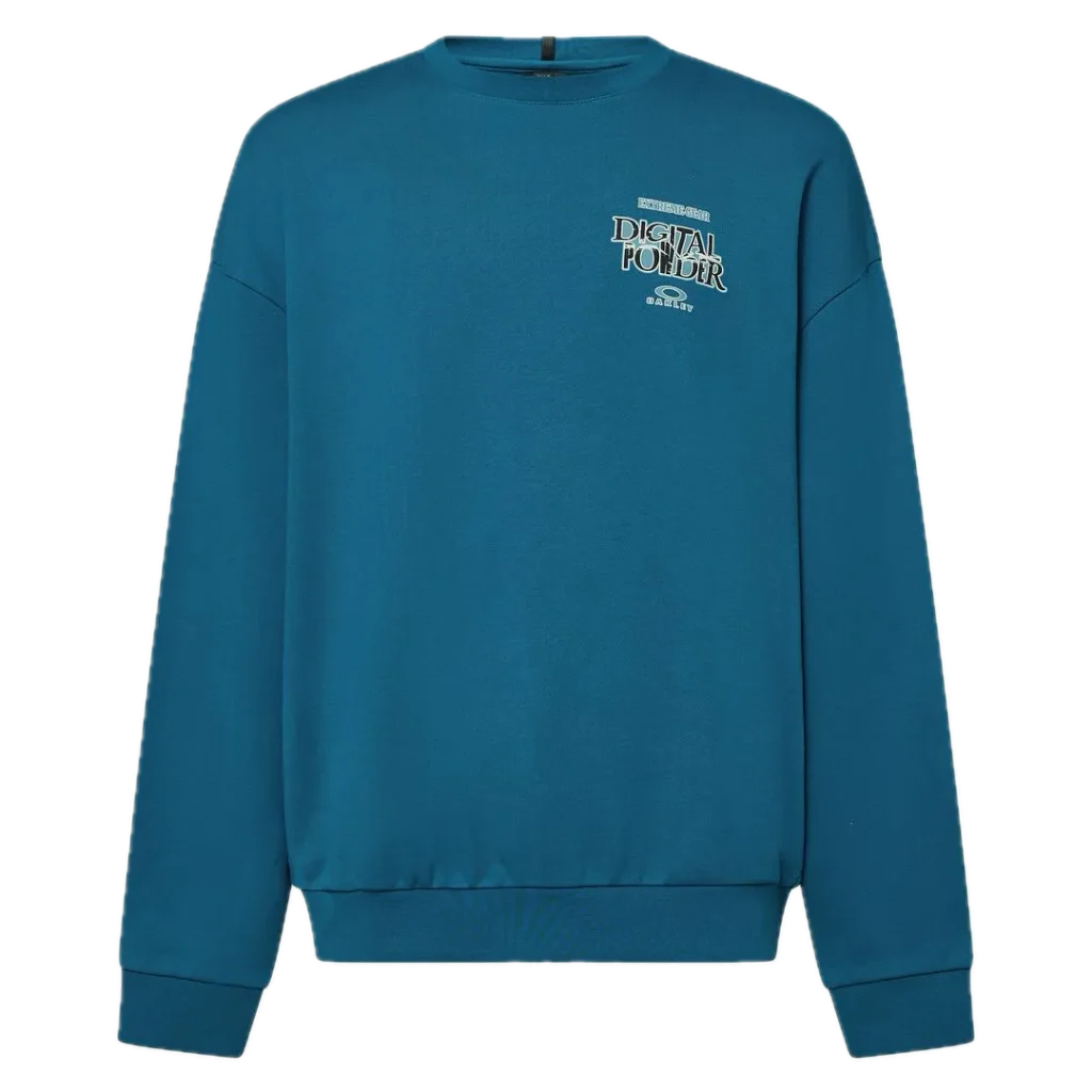 סווטשרט Oakley Futurescape Powder Crewneck מבט קדמי תקריב על ההדפס הגרפי בחזה מבט צד על הסווטשרט Oakley Futurescape Powder Crewneck מבט אחורי על הסווטשרט בגזרה Regular Fit