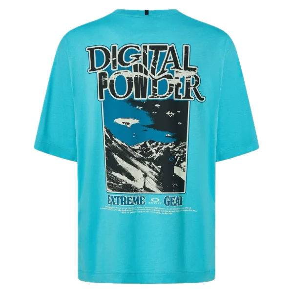 חולצת Oakley Futurescape Powder Tee מבט קדמי תקריב על ההדפס הגרפי בחזית מבט צד על חולצת Oakley Futurescape Powder מבט אחורי על חולצת Oakley בגזרה Boxy Fit
