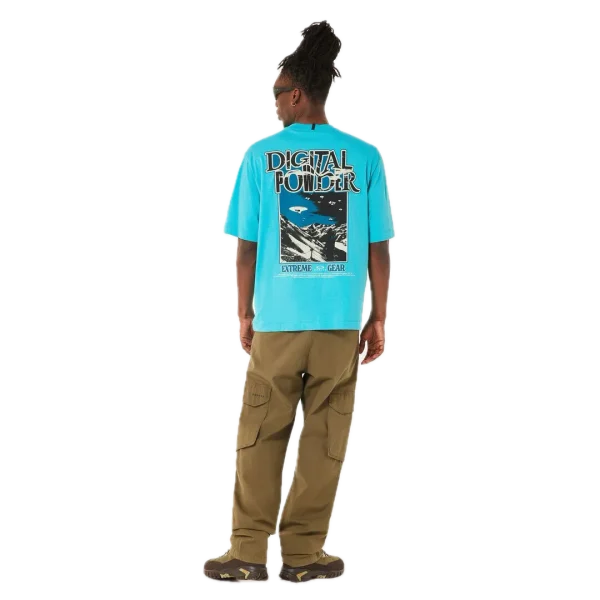 חולצת Oakley Futurescape Powder Tee מבט קדמי תקריב על ההדפס הגרפי בחזית מבט צד על חולצת Oakley Futurescape Powder מבט אחורי על חולצת Oakley בגזרה Boxy Fit