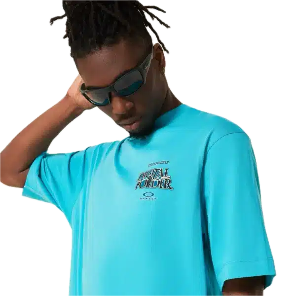 חולצת Oakley Futurescape Powder Tee מבט קדמי תקריב על ההדפס הגרפי בחזית מבט צד על חולצת Oakley Futurescape Powder מבט אחורי על חולצת Oakley בגזרה Boxy Fit