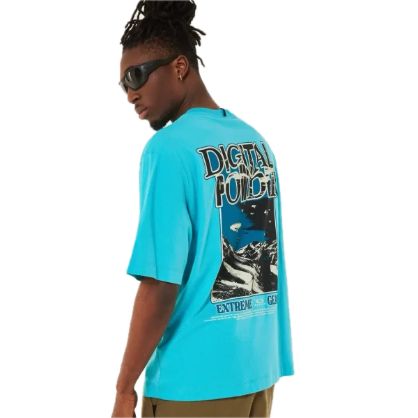 חולצת Oakley Futurescape Powder Tee מבט קדמי תקריב על ההדפס הגרפי בחזית מבט צד על חולצת Oakley Futurescape Powder מבט אחורי על חולצת Oakley בגזרה Boxy Fit