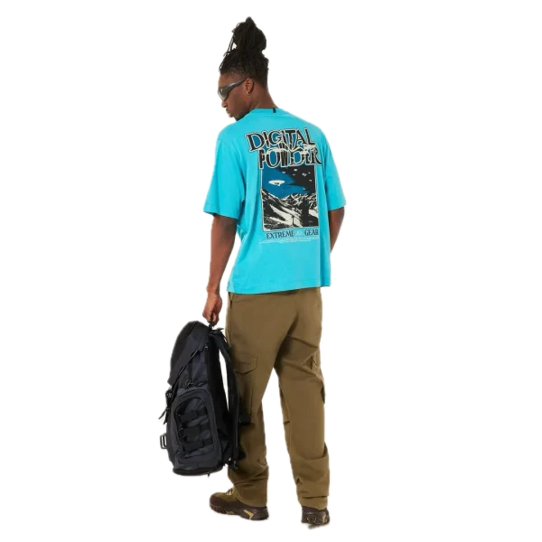 חולצת Oakley Futurescape Powder Tee מבט קדמי תקריב על ההדפס הגרפי בחזית מבט צד על חולצת Oakley Futurescape Powder מבט אחורי על חולצת Oakley בגזרה Boxy Fit