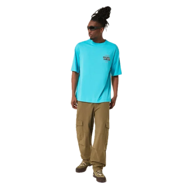 חולצת Oakley Futurescape Powder Tee מבט קדמי תקריב על ההדפס הגרפי בחזית מבט צד על חולצת Oakley Futurescape Powder מבט אחורי על חולצת Oakley בגזרה Boxy Fit