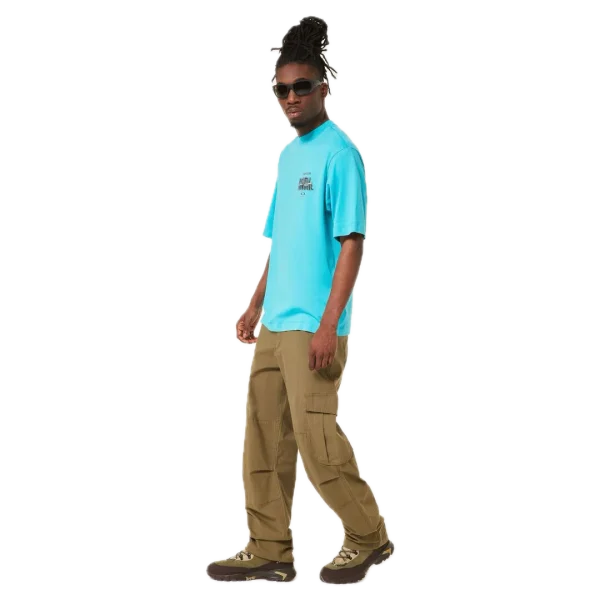 חולצת Oakley Futurescape Powder Tee מבט קדמי תקריב על ההדפס הגרפי בחזית מבט צד על חולצת Oakley Futurescape Powder מבט אחורי על חולצת Oakley בגזרה Boxy Fit