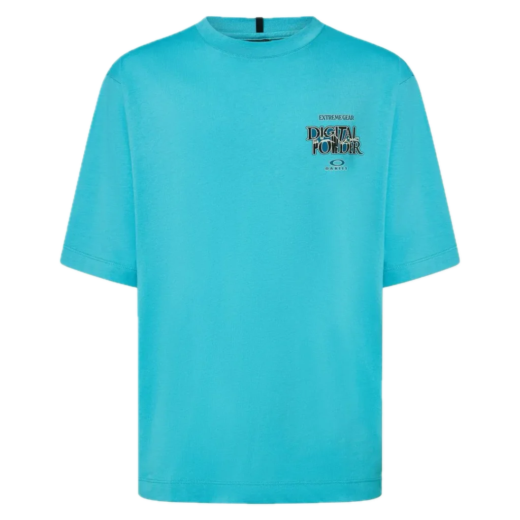 חולצת Oakley Futurescape Powder Tee מבט קדמי תקריב על ההדפס הגרפי בחזית מבט צד על חולצת Oakley Futurescape Powder מבט אחורי על חולצת Oakley בגזרה Boxy Fit