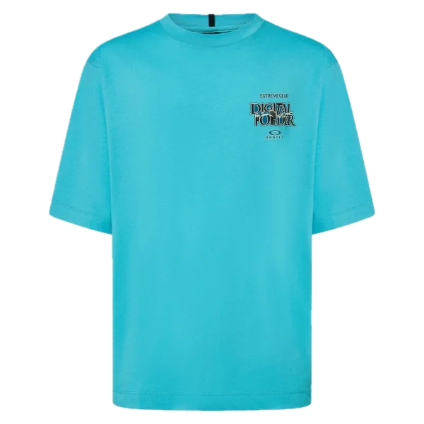 חולצת Oakley Futurescape Powder Tee מבט קדמי תקריב על ההדפס הגרפי בחזית מבט צד על חולצת Oakley Futurescape Powder מבט אחורי על חולצת Oakley בגזרה Boxy Fit