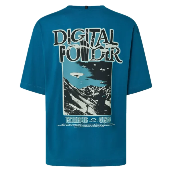 חולצת Oakley Futurescape Powder Tee מבט קדמי תקריב על ההדפס הגרפי בחזית מבט צד על חולצת Oakley Futurescape Powder מבט אחורי על חולצת Oakley בגזרה Boxy Fit