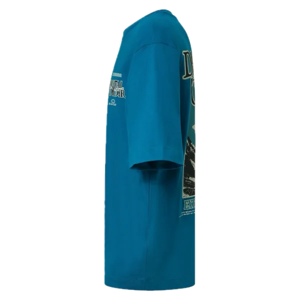 חולצת Oakley Futurescape Powder Tee מבט קדמי תקריב על ההדפס הגרפי בחזית מבט צד על חולצת Oakley Futurescape Powder מבט אחורי על חולצת Oakley בגזרה Boxy Fit