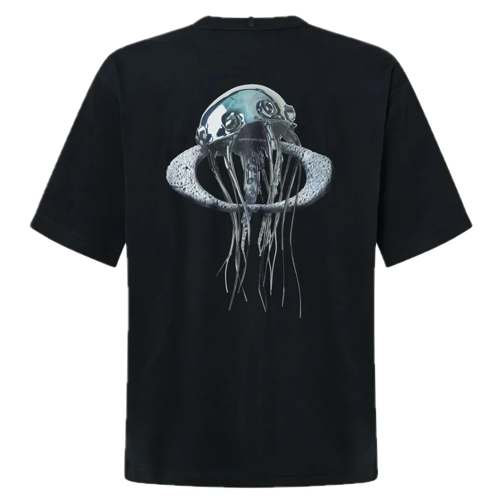 חולצת Oakley Futurescape Iced Jelly Tee מבט קדמי חולצת Oakley Futurescape Iced Jelly Tee מבט צד תקריב על לוגו Oakley Bark בחזה מבט אחורי על ההדפס הגרפי של מדוזת הקרח