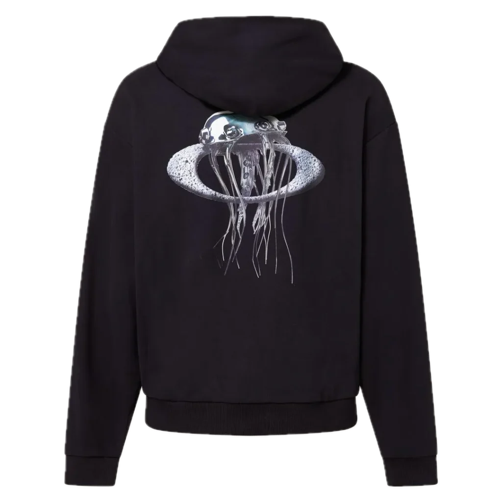 חולצת Oakley Futurescape Iced Jelly Tee מבט קדמי תקריב על לוגו Oakley Bark בחזה מבט צד על חולצת Oakley Futurescape Iced Jelly מבט אחורי על ההדפס של מדוזת הקרח