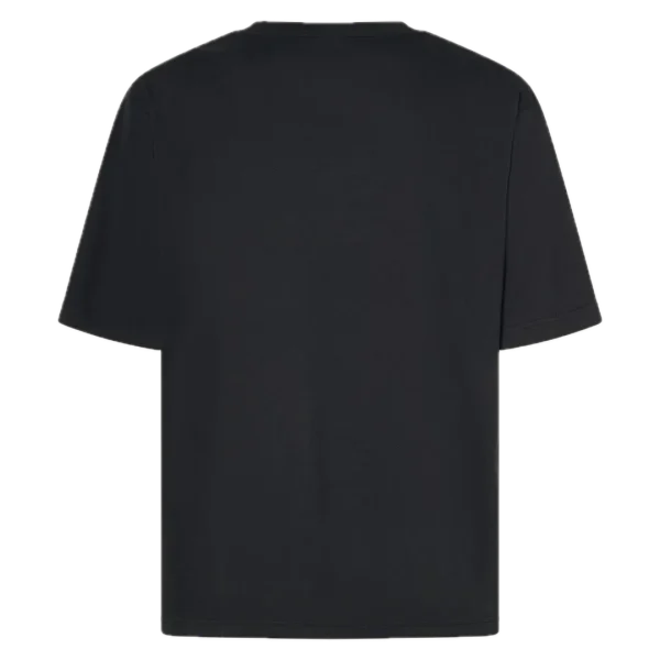 חולצת Oakley Metal Rise Tee מבט קדמי תקריב על לוגו Oakley מתכתי בחזה מבט צד על חולצת Oakley Metal Rise מבט אחורי על חולצת Oakley בגזרה Regular Fit