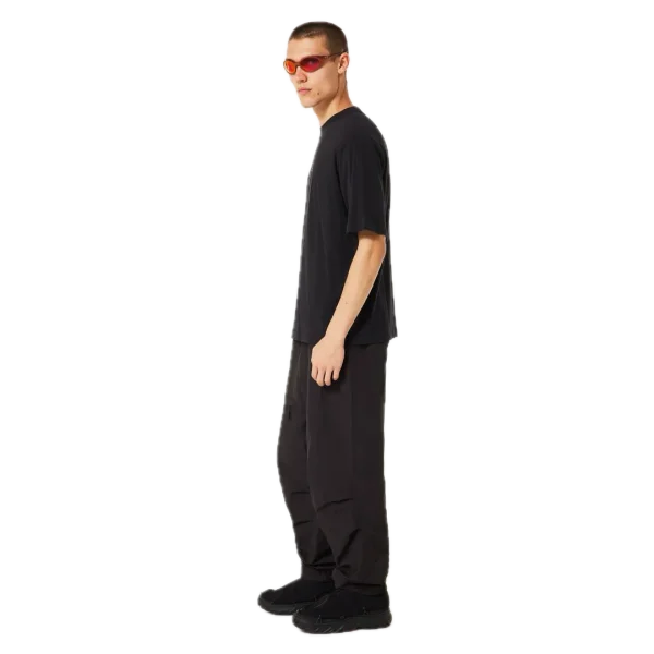 חולצת Oakley Metal Rise Tee מבט קדמי תקריב על לוגו Oakley מתכתי בחזה מבט צד על חולצת Oakley Metal Rise מבט אחורי על חולצת Oakley בגזרה Regular Fit