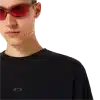חולצת Oakley Metal Rise Tee מבט קדמי תקריב על לוגו Oakley מתכתי בחזה מבט צד על חולצת Oakley Metal Rise מבט אחורי על חולצת Oakley בגזרה Regular Fit