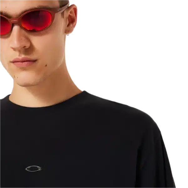 חולצת Oakley Metal Rise Tee מבט קדמי תקריב על לוגו Oakley מתכתי בחזה מבט צד על חולצת Oakley Metal Rise מבט אחורי על חולצת Oakley בגזרה Regular Fit