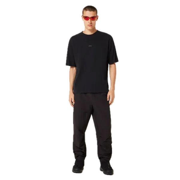 חולצת Oakley Metal Rise Tee מבט קדמי תקריב על לוגו Oakley מתכתי בחזה מבט צד על חולצת Oakley Metal Rise מבט אחורי על חולצת Oakley בגזרה Regular Fit