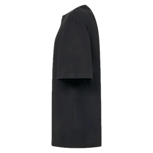 חולצת Oakley Metal Rise Tee מבט קדמי תקריב על לוגו Oakley מתכתי בחזה מבט צד על חולצת Oakley Metal Rise מבט אחורי על חולצת Oakley בגזרה Regular Fit