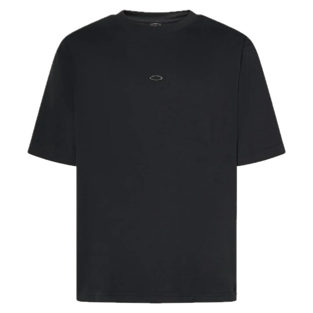 חולצת Oakley Metal Rise Tee מבט קדמי תקריב על לוגו Oakley מתכתי בחזה מבט צד על חולצת Oakley Metal Rise מבט אחורי על חולצת Oakley בגזרה Regular Fit