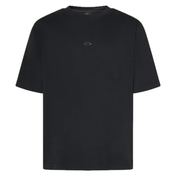 חולצת Oakley Metal Rise Tee מבט קדמי תקריב על לוגו Oakley מתכתי בחזה מבט צד על חולצת Oakley Metal Rise מבט אחורי על חולצת Oakley בגזרה Regular Fit